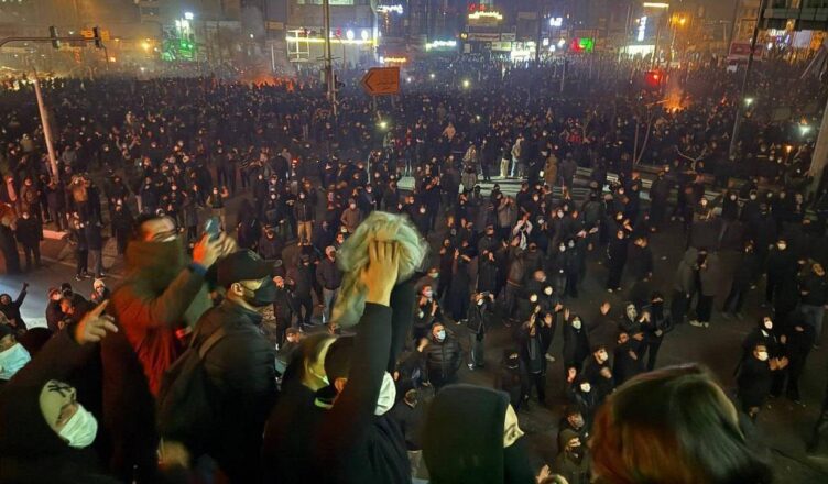 Özsavunma! Ne Ayetullah, Ne Şah! İşçi ve Köylü Hükümeti!